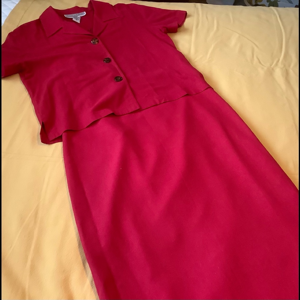 Jessica Howard, Size 8, 100% silk red dress w/jacket. Fully lined. Beautiful